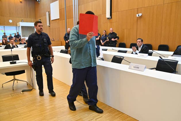 Der Angeklagte wird von Justizbeamten in den Verhandlungssaal gefuehrt. Urteil im Strafverfahren gegen Farhad Noori wegen Mordes u.a.(Seidlstrasse) am 06.08.2026 vor dem Oberlandesgericht Muenchen *** The defendant is escorted into the courtroom by court officers. The verdict in the criminal case against Farhad Noori for murder, among other charges, related to the Seidlstrasse incident will be handed down on August 6, 2026, at the Munich Higher Regional Court.
