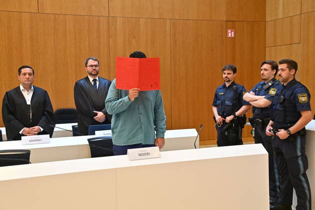 Der Angeklagte im Verhandlungssaal, verbirgt sein Gesicht hinter einem Schnellhefter. Urteil im Strafverfahren gegen Farhad Noori wegen Mordes u.a.(Seidlstrasse) am 06.08.2026 vor dem Oberlandesgericht Muenchen *** The defendant in the courtroom hides his face behind a binder. Judgment in the criminal case against Farhad Noori for murder, among other charges, on Seidlstrasse on August 6, 2026, before the Munich Higher Regional Court