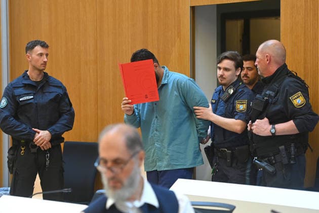 Der Angeklagte wird von Justizbeamten in den Verhandlungssaal gefuehrt. Urteil im Strafverfahren gegen Farhad Noori wegen Mordes u.a.(Seidlstrasse) am 06.08.2026 vor dem Oberlandesgericht Muenchen *** The defendant is escorted into the courtroom by court officers. The verdict in the criminal case against Farhad Noori for murder, among other charges, related to the Seidlstrasse incident will be handed down on August 6, 2026, at the Munich Higher Regional Court.