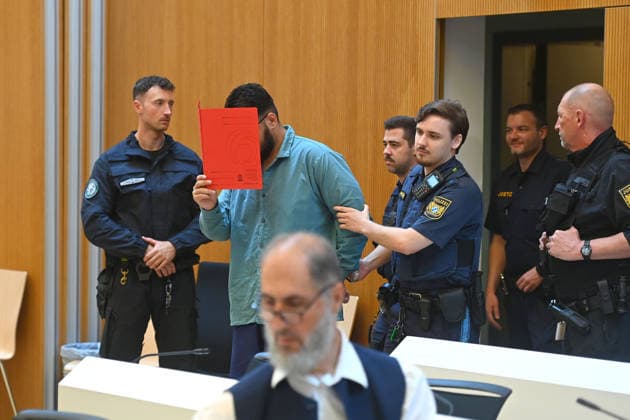 Der Angeklagte wird von Justizbeamten in den Verhandlungssaal gefuehrt. Urteil im Strafverfahren gegen Farhad Noori wegen Mordes u.a.(Seidlstrasse) am 06.08.2026 vor dem Oberlandesgericht Muenchen *** The defendant is escorted into the courtroom by court officers. The verdict in the criminal case against Farhad Noori for murder, among other charges, related to the Seidlstrasse incident will be handed down on August 6, 2026, at the Munich Higher Regional Court.