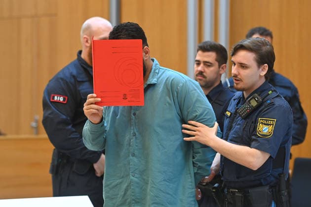 Der Angeklagte wird von Justizbeamten in den Verhandlungssaal gefuehrt. Urteil im Strafverfahren gegen Farhad Noori wegen Mordes u.a.(Seidlstrasse) am 06.08.2026 vor dem Oberlandesgericht Muenchen *** The defendant is escorted into the courtroom by court officers. The verdict in the criminal case against Farhad Noori for murder, among other charges, related to the Seidlstrasse incident will be handed down on August 6, 2026, at the Munich Higher Regional Court.