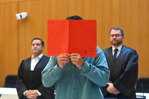 News Bilder des Tages Der Angeklagte im Verhandlungssaal, verbirgt sein Gesicht hinter einem Schnellhefter. Hinten seine Anwaelte,Verteidiger. Urteil im Strafverfahren gegen Farhad Noori wegen Mordes u.a.(Seidlstrasse) am 06.08.2026 vor dem Oberlandesgericht Muenchen *** The defendant in the courtroom hides his face behind a binder; behind him are his attorneys. Verdict in the criminal trial against Farhad Noori for murder, among other charges, on Seidlstrasse on August 6, 2026, before the Munich Higher Regional Court