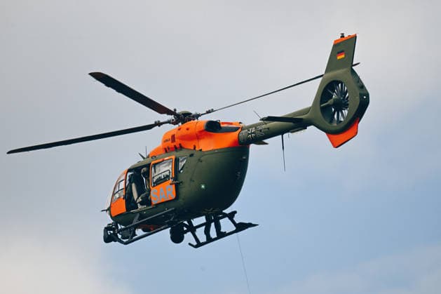 Übung für den Ernstfall: Bundeswehr-Heli und Hilfsorganisation, Ein SAR-Rettungshubschrauber vom Typ Airbus H145 der Bundeswehr übt gemeinsam mit Rettungshundestaffeln der Bergwacht und der Malteser in einem Steinbruch bei Bartholomä. Trainiert werden unter anderem die Zusammenarbeit der Einsatzkräfte sowie die Suche und Rettung von vermissten oder verletzten Personen in schwierigem Gelände. Bartholomä Baden-Württemberg Deutschland Bartholomä *** Emergency Drill: German Armed Forces Helicopter and Aid Organization, A Bundeswehr Airbus H145 SAR rescue helicopter is conducting a drill together with search-and-rescue dog teams from the Mountain Rescue Service and the Malteser in a quarry near Bartholomä. Among other things, the drill Copyright: x xonw-imagesx x-x