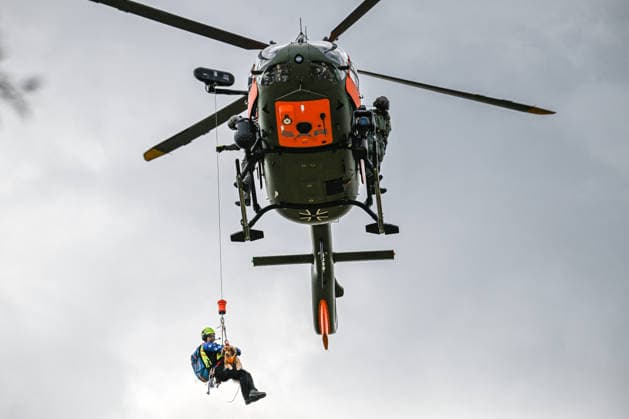 News Bilder des Tages Übung für den Ernstfall: Bundeswehr-Heli und Hilfsorganisation, Ein SAR-Rettungshubschrauber vom Typ Airbus H145 der Bundeswehr übt gemeinsam mit Rettungshundestaffeln der Bergwacht und der Malteser in einem Steinbruch bei Bartholomä. Trainiert werden unter anderem die Zusammenarbeit der Einsatzkräfte sowie die Suche und Rettung von vermissten oder verletzten Personen in schwierigem Gelände. Bartholomä Baden-Württemberg Deutschland Bartholomä *** Emergency Drill: German Armed Forces Helicopter and Aid Organization, A Bundeswehr Airbus H145 SAR rescue helicopter is conducting a drill together with search-and-rescue dog teams from the Mountain Rescue Service and the Malteser in a quarry near Bartholomä. Among other things, the drill Copyright: x xonw-imagesx x-x