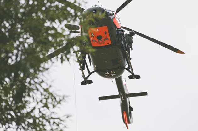 Übung für den Ernstfall: Bundeswehr-Heli und Hilfsorganisation, Ein SAR-Rettungshubschrauber vom Typ Airbus H145 der Bundeswehr übt gemeinsam mit Rettungshundestaffeln der Bergwacht und der Malteser in einem Steinbruch bei Bartholomä. Trainiert werden unter anderem die Zusammenarbeit der Einsatzkräfte sowie die Suche und Rettung von vermissten oder verletzten Personen in schwierigem Gelände. Bartholomä Baden-Württemberg Deutschland Bartholomä *** Emergency Drill: German Armed Forces Helicopter and Aid Organization, A Bundeswehr Airbus H145 SAR rescue helicopter is conducting a drill together with search-and-rescue dog teams from the Mountain Rescue Service and the Malteser in a quarry near Bartholomä. Among other things, the drill Copyright: x xonw-imagesx x-x