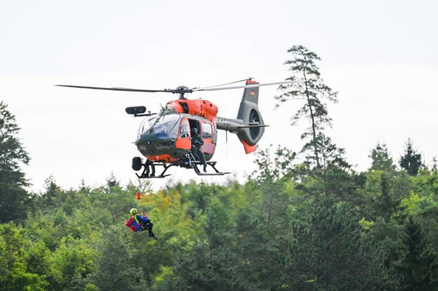 Übung für den Ernstfall: Bundeswehr-Heli und Hilfsorganisation, Ein SAR-Rettungshubschrauber vom Typ Airbus H145 der Bundeswehr übt gemeinsam mit Rettungshundestaffeln der Bergwacht und der Malteser in einem Steinbruch bei Bartholomä. Trainiert werden unter anderem die Zusammenarbeit der Einsatzkräfte sowie die Suche und Rettung von vermissten oder verletzten Personen in schwierigem Gelände. Bartholomä Baden-Württemberg Deutschland Bartholomä *** Emergency Drill: German Armed Forces Helicopter and Aid Organization, A Bundeswehr Airbus H145 SAR rescue helicopter is conducting a drill together with search-and-rescue dog teams from the Mountain Rescue Service and the Malteser in a quarry near Bartholomä. Among other things, the drill Copyright: x xonw-imagesx x-x