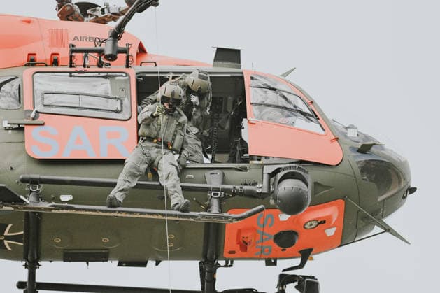 Übung für den Ernstfall: Bundeswehr-Heli und Hilfsorganisation, Ein SAR-Rettungshubschrauber vom Typ Airbus H145 der Bundeswehr übt gemeinsam mit Rettungshundestaffeln der Bergwacht und der Malteser in einem Steinbruch bei Bartholomä. Trainiert werden unter anderem die Zusammenarbeit der Einsatzkräfte sowie die Suche und Rettung von vermissten oder verletzten Personen in schwierigem Gelände. Bartholomä Baden-Württemberg Deutschland Bartholomä *** Emergency Drill: German Armed Forces Helicopter and Aid Organization, A Bundeswehr Airbus H145 SAR rescue helicopter is conducting a drill together with search-and-rescue dog teams from the Mountain Rescue Service and the Malteser in a quarry near Bartholomä. Among other things, the drill Copyright: x xonw-imagesx x-x
