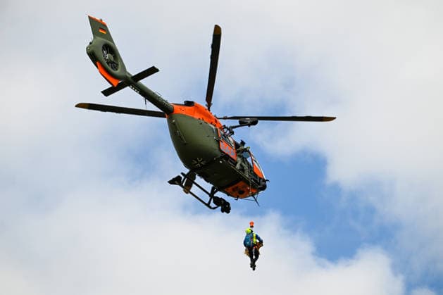 Übung für den Ernstfall: Bundeswehr-Heli und Hilfsorganisation, Ein SAR-Rettungshubschrauber vom Typ Airbus H145 der Bundeswehr übt gemeinsam mit Rettungshundestaffeln der Bergwacht und der Malteser in einem Steinbruch bei Bartholomä. Trainiert werden unter anderem die Zusammenarbeit der Einsatzkräfte sowie die Suche und Rettung von vermissten oder verletzten Personen in schwierigem Gelände. Bartholomä Baden-Württemberg Deutschland Bartholomä *** Emergency Drill: German Armed Forces Helicopter and Aid Organization, A Bundeswehr Airbus H145 SAR rescue helicopter is conducting a drill together with search-and-rescue dog teams from the Mountain Rescue Service and the Malteser in a quarry near Bartholomä. Among other things, the drill Copyright: x xonw-imagesx x-x