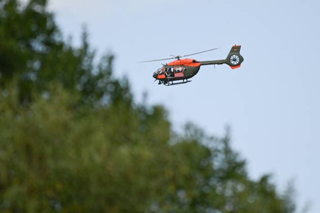 Übung für den Ernstfall: Bundeswehr-Heli und Hilfsorganisation, Ein SAR-Rettungshubschrauber vom Typ Airbus H145 der Bundeswehr übt gemeinsam mit Rettungshundestaffeln der Bergwacht und der Malteser in einem Steinbruch bei Bartholomä. Trainiert werden unter anderem die Zusammenarbeit der Einsatzkräfte sowie die Suche und Rettung von vermissten oder verletzten Personen in schwierigem Gelände. Bartholomä Baden-Württemberg Deutschland Bartholomä *** Emergency Drill: German Armed Forces Helicopter and Aid Organization, A Bundeswehr Airbus H145 SAR rescue helicopter is conducting a drill together with search-and-rescue dog teams from the Mountain Rescue Service and the Malteser in a quarry near Bartholomä. Among other things, the drill Copyright: x xonw-imagesx x-x