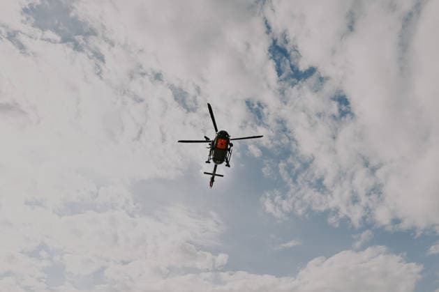 Übung für den Ernstfall: Bundeswehr-Heli und Hilfsorganisation, Ein SAR-Rettungshubschrauber vom Typ Airbus H145 der Bundeswehr übt gemeinsam mit Rettungshundestaffeln der Bergwacht und der Malteser in einem Steinbruch bei Bartholomä. Trainiert werden unter anderem die Zusammenarbeit der Einsatzkräfte sowie die Suche und Rettung von vermissten oder verletzten Personen in schwierigem Gelände. Bartholomä Baden-Württemberg Deutschland Bartholomä *** Emergency Drill: German Armed Forces Helicopter and Aid Organization, A Bundeswehr Airbus H145 SAR rescue helicopter is conducting a drill together with search-and-rescue dog teams from the Mountain Rescue Service and the Malteser in a quarry near Bartholomä. Among other things, the drill Copyright: x xonw-imagesx x-x