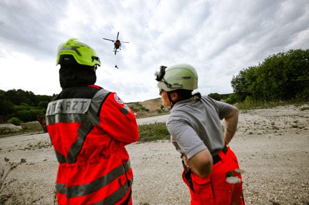 Übung für den Ernstfall: Bundeswehr-Heli und Hilfsorganisation, Ein SAR-Rettungshubschrauber vom Typ Airbus H145 der Bundeswehr übt gemeinsam mit Rettungshundestaffeln der Bergwacht und der Malteser in einem Steinbruch bei Bartholomä. Trainiert werden unter anderem die Zusammenarbeit der Einsatzkräfte sowie die Suche und Rettung von vermissten oder verletzten Personen in schwierigem Gelände. Bartholomä Baden-Württemberg Deutschland Bartholomä *** Emergency Drill: German Armed Forces Helicopter and Aid Organization, A Bundeswehr Airbus H145 SAR rescue helicopter is conducting a drill together with search-and-rescue dog teams from the Mountain Rescue Service and the Malteser in a quarry near Bartholomä. Among other things, the drill Copyright: x xonw-imagesx x-x