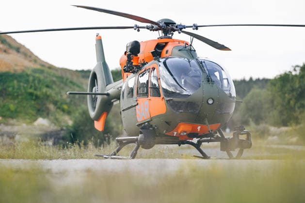 Übung für den Ernstfall: Bundeswehr-Heli und Hilfsorganisation, Ein SAR-Rettungshubschrauber vom Typ Airbus H145 der Bundeswehr übt gemeinsam mit Rettungshundestaffeln der Bergwacht und der Malteser in einem Steinbruch bei Bartholomä. Trainiert werden unter anderem die Zusammenarbeit der Einsatzkräfte sowie die Suche und Rettung von vermissten oder verletzten Personen in schwierigem Gelände. Bartholomä Baden-Württemberg Deutschland Bartholomä *** Emergency Drill: German Armed Forces Helicopter and Aid Organization, A Bundeswehr Airbus H145 SAR rescue helicopter is conducting a drill together with search-and-rescue dog teams from the Mountain Rescue Service and the Malteser in a quarry near Bartholomä. Among other things, the drill Copyright: x xonw-imagesx x-x