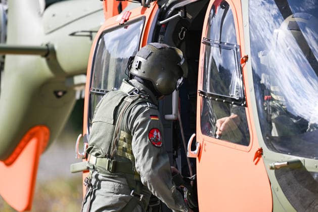 Übung für den Ernstfall: Bundeswehr-Heli und Hilfsorganisation, Ein SAR-Rettungshubschrauber vom Typ Airbus H145 der Bundeswehr übt gemeinsam mit Rettungshundestaffeln der Bergwacht und der Malteser in einem Steinbruch bei Bartholomä. Trainiert werden unter anderem die Zusammenarbeit der Einsatzkräfte sowie die Suche und Rettung von vermissten oder verletzten Personen in schwierigem Gelände. Bartholomä Baden-Württemberg Deutschland Bartholomä *** Emergency Drill: German Armed Forces Helicopter and Aid Organization, A Bundeswehr Airbus H145 SAR rescue helicopter is conducting a drill together with search-and-rescue dog teams from the Mountain Rescue Service and the Malteser in a quarry near Bartholomä. Among other things, the drill Copyright: x xonw-imagesx x-x