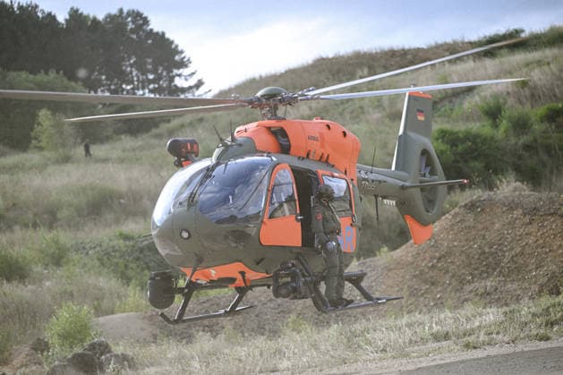 Übung für den Ernstfall: Bundeswehr-Heli und Hilfsorganisation, Ein SAR-Rettungshubschrauber vom Typ Airbus H145 der Bundeswehr übt gemeinsam mit Rettungshundestaffeln der Bergwacht und der Malteser in einem Steinbruch bei Bartholomä. Trainiert werden unter anderem die Zusammenarbeit der Einsatzkräfte sowie die Suche und Rettung von vermissten oder verletzten Personen in schwierigem Gelände. Bartholomä Baden-Württemberg Deutschland Bartholomä *** Emergency Drill: German Armed Forces Helicopter and Aid Organization, A Bundeswehr Airbus H145 SAR rescue helicopter is conducting a drill together with search-and-rescue dog teams from the Mountain Rescue Service and the Malteser in a quarry near Bartholomä. Among other things, the drill Copyright: x xonw-imagesx x-x
