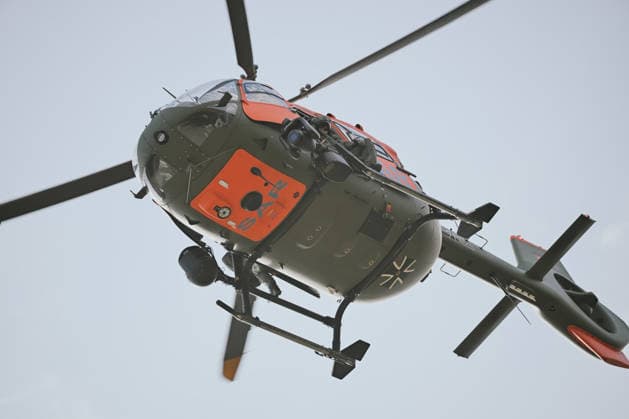 Übung für den Ernstfall: Bundeswehr-Heli und Hilfsorganisation, Ein SAR-Rettungshubschrauber vom Typ Airbus H145 der Bundeswehr übt gemeinsam mit Rettungshundestaffeln der Bergwacht und der Malteser in einem Steinbruch bei Bartholomä. Trainiert werden unter anderem die Zusammenarbeit der Einsatzkräfte sowie die Suche und Rettung von vermissten oder verletzten Personen in schwierigem Gelände. Bartholomä Baden-Württemberg Deutschland Bartholomä *** Emergency Drill: German Armed Forces Helicopter and Aid Organization, A Bundeswehr Airbus H145 SAR rescue helicopter is conducting a drill together with search-and-rescue dog teams from the Mountain Rescue Service and the Malteser in a quarry near Bartholomä. Among other things, the drill Copyright: x xonw-imagesx x-x