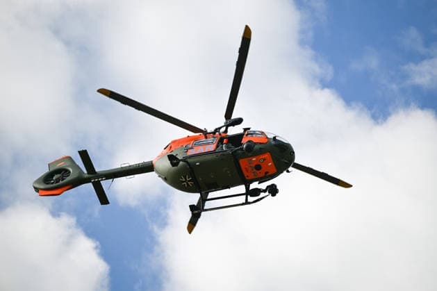 Übung für den Ernstfall: Bundeswehr-Heli und Hilfsorganisation, Ein SAR-Rettungshubschrauber vom Typ Airbus H145 der Bundeswehr übt gemeinsam mit Rettungshundestaffeln der Bergwacht und der Malteser in einem Steinbruch bei Bartholomä. Trainiert werden unter anderem die Zusammenarbeit der Einsatzkräfte sowie die Suche und Rettung von vermissten oder verletzten Personen in schwierigem Gelände. Bartholomä Baden-Württemberg Deutschland Bartholomä *** Emergency Drill: German Armed Forces Helicopter and Aid Organization, A Bundeswehr Airbus H145 SAR rescue helicopter is conducting a drill together with search-and-rescue dog teams from the Mountain Rescue Service and the Malteser in a quarry near Bartholomä. Among other things, the drill Copyright: x xonw-imagesx x-x