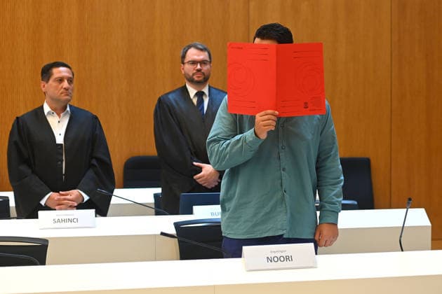Der Angeklagte im Verhandlungssaal, verbirgt sein Gesicht hinter einem Schnellhefter.Hinten:seine Verteidiger RA Oemer SAHINCI, RA Johann BUND. Urteil im Strafverfahren gegen Farhad Noori wegen Mordes u.a.(Seidlstrasse) am 06.08.2026 vor dem Oberlandesgericht Muenchen *** The defendant in the courtroom hides his face behind a binder. Behind him are his defense attorneys, Oemer SAHINCI, Esq., and Johann BUND, Esq. Judgment in the criminal case against Farhad Noori for murder, among other charges, on Seidlstrasse on August 6, 2026, before the Munich Higher Regional Court