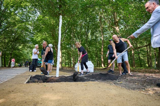 Nach der Attacke auf den Berliner Christopher Street Day (CSD) wird am Donnerstag (06.08.2026) im Tiergarten ein neuer Baum am Anschlagsort gepflanzt (im Foto: Mitglieder der LGBTQI+ und Queer-Community werfen Erde in das Pflanzloch des neuen Baums.). Ein franzoesischer Ahorn ersetzt den Baum, der infolge des Anschlags gefaellt wurde. Der Baum soll ein schuetzendes Metallgitter erhalten, an dem Karten, Fotos, Blumen und persoenliche Botschaften angebracht werden koennen. Neben dem Baum stellt das Bezirksamt eine Bank in den Farben des Regenbogens auf. Diese soll zum Innehalten, Verweilen und zur stillen Anteilnahme einladen und Solidaritaet mit der queeren Community zum Ausdruck bringen. (Siehe epd-Meldung vom 06.08.2026) EDITORIAL USE ONLY Copyright: epd-bild ChristianxDitsch D26D0806CSDAnschlagGedenkort110030