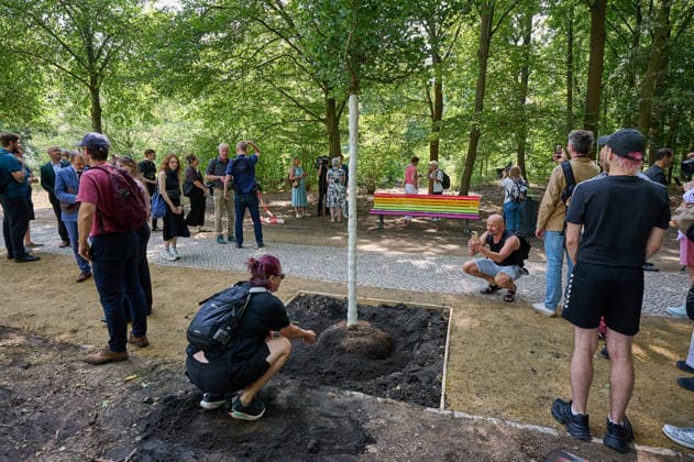 Nach der Attacke auf den Berliner Christopher Street Day (CSD) wird am Donnerstag (06.08.2026) im Tiergarten ein neuer Baum am Anschlagsort gepflanzt. Ein franzoesischer Ahorn ersetzt den Baum, der infolge des Anschlags gefaellt wurde. Der Baum soll ein schuetzendes Metallgitter erhalten, an dem Karten, Fotos, Blumen und persoenliche Botschaften angebracht werden koennen. Neben dem Baum stellt das Bezirksamt eine Bank in den Farben des Regenbogens auf. Diese soll zum Innehalten, Verweilen und zur stillen Anteilnahme einladen und Solidaritaet mit der queeren Community zum Ausdruck bringen. (Siehe epd-Meldung vom 06.08.2026) EDITORIAL USE ONLY *** Following the attack on Berlin’s Christopher Street Day (CSD), a new tree will be planted on Thu Copyright: epd-bild ChristianxDitsch D26D0806CSDAnschlagGedenkort110629