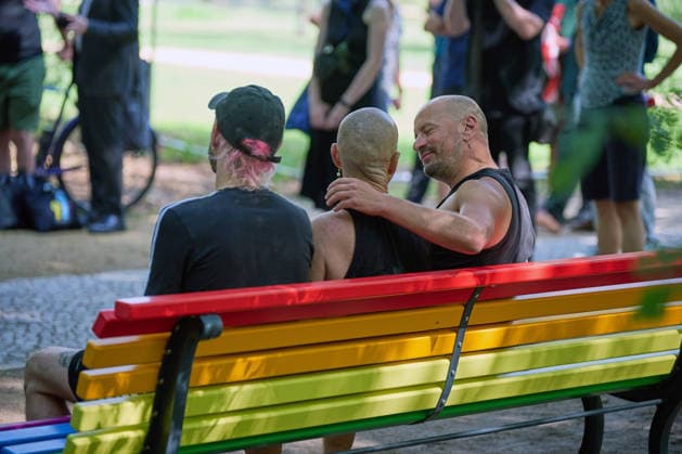 Nach der Attacke auf den Berliner Christopher Street Day (CSD) wird am Donnerstag (06.08.2026) im Tiergarten ein neuer Baum am Anschlagsort gepflanzt. Ein franzoesischer Ahorn ersetzt den Baum, der infolge des Anschlags gefaellt wurde. Neben dem Baum stellt das Bezirksamt eine Bank in den Farben des Regenbogens auf (Foto). Diese soll zum Innehalten, Verweilen und zur stillen Anteilnahme einladen und Solidaritaet mit der queeren Community zum Ausdruck bringen. (Siehe epd-Meldung vom 06.08.2026) EDITORIAL USE ONLY *** Following the attack on Berlin’s Christopher Street Day (CSD), a new tree will be planted on Thursday, August 6, 2026, at the site of the attack in Tiergarten. A French maple will replace the tree which was felled as a result of Copyright: epd-bild ChristianxDitsch D26D0806CSDAnschlagGedenkort111542