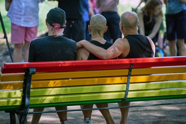 Nach der Attacke auf den Berliner Christopher Street Day (CSD) wird am Donnerstag (06.08.2026) im Tiergarten ein neuer Baum am Anschlagsort gepflanzt. Ein franzoesischer Ahorn ersetzt den Baum, der infolge des Anschlags gefaellt wurde. Neben dem Baum stellt das Bezirksamt eine Bank in den Farben des Regenbogens auf (Foto). Diese soll zum Innehalten, Verweilen und zur stillen Anteilnahme einladen und Solidaritaet mit der queeren Community zum Ausdruck bringen. (Siehe epd-Meldung vom 06.08.2026) EDITORIAL USE ONLY *** Following the attack on Berlin’s Christopher Street Day (CSD), a new tree will be planted on Thursday, August 6, 2026, at the site of the attack in Tiergarten. A French maple will replace the tree which was felled as a result of Copyright: epd-bild ChristianxDitsch D26D0806CSDAnschlagGedenkort111614