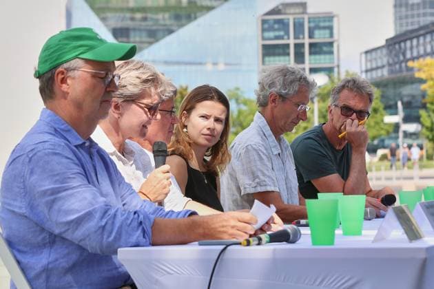 News Bilder des Tages Berlin, Deutschland, 06.08.2026: Bundeskanzleramt: Klimabündnis fordert Hitzegipfel: L-R: BUND-Vorsitzender Olaf Bandt, AWO-Vorständin Claudia Mandrysch, Stefan Rahmstorf, Klimaschutzaktivistin Luisa Neubauer, Max Bürck-Gemassmer und Ralf Behring *** Berlin, Germany, August 6, 2026 Federal Chancellery Climate Alliance Calls for Heat Summit L R BUND Chair Olaf Bandt, AWO Board Member Claudia Mandrysch, Stefan Rahmstorf, climate activist Luisa Neubauer, Max Bürck Gemassmer, and Ralf Behring Copyright: xdtsxNachrichtenagenturx dts_129439