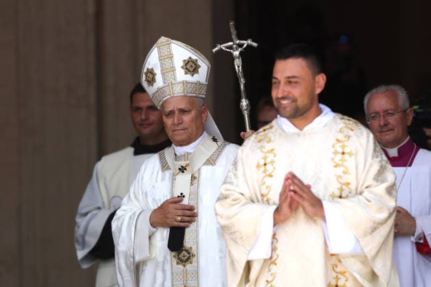 IPA87274842 - Assisi, Italy, August 6, 2026: At the end of Mass, the Pope steps out to greet the faithful. The Holy Father Leo XIV meets with young people participating in the GO! Franciscan Youth Meeting 2026 at the Basilica of Santa Maria degli Angeli in Assisi. The event brings together young people from various countries for a time of prayer, reflection, and sharing inspired by Franciscan spirituality.  Copyright: xmarcoxiacobuccix xmarcoxiacobuccix 87274842