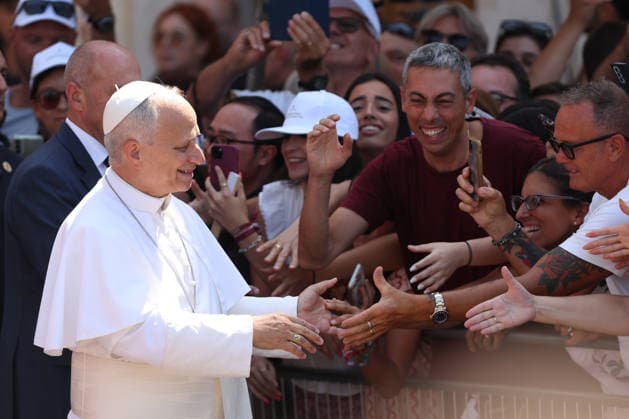 IPA87274853 - Assisi, Italy, August 6, 2026: At the end of Mass, the Pope steps out to greet the faithful. The Holy Father Leo XIV meets with young people participating in the GO! Franciscan Youth Meeting 2026 at the Basilica of Santa Maria degli Angeli in Assisi. The event brings together young people from various countries for a time of prayer, reflection, and sharing inspired by Franciscan spirituality.  Copyright: xmarcoxiacobuccix xmarcoxiacobuccix 87274853