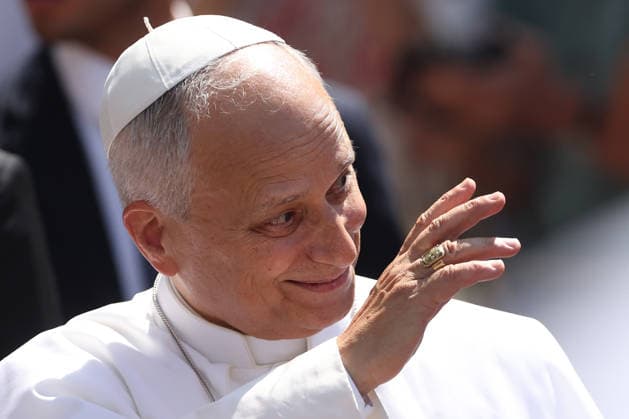 IPA87274856 - Assisi, Italy, August 6, 2026: At the end of Mass, the Pope steps out to greet the faithful. The Holy Father Leo XIV meets with young people participating in the GO! Franciscan Youth Meeting 2026 at the Basilica of Santa Maria degli Angeli in Assisi. The event brings together young people from various countries for a time of prayer, reflection, and sharing inspired by Franciscan spirituality.  Copyright: xmarcoxiacobuccix xmarcoxiacobuccix 87274856