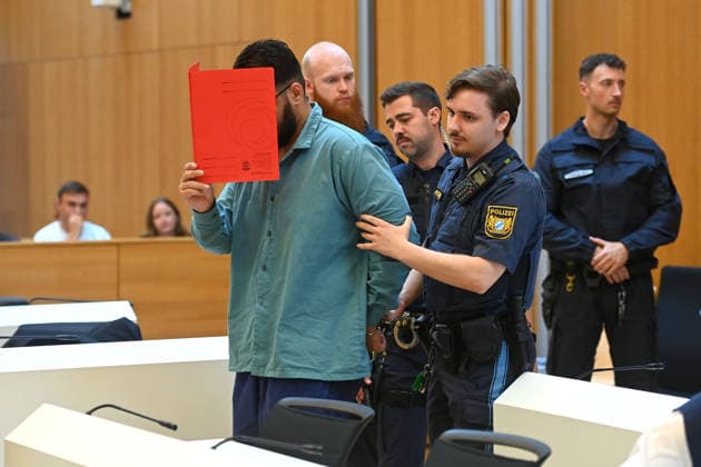 Der Angeklagte wird von Justizbeamten in den Verhandlungssaal gefuehrt. Urteil im Strafverfahren gegen Farhad Noori wegen Mordes u.a.(Seidlstrasse) am 06.08.2026 vor dem Oberlandesgericht Muenchen *** The defendant is escorted into the courtroom by court officers. The verdict in the criminal case against Farhad Noori for murder, among other charges, related to the Seidlstrasse incident will be handed down on August 6, 2026, at the Munich Higher Regional Court.
