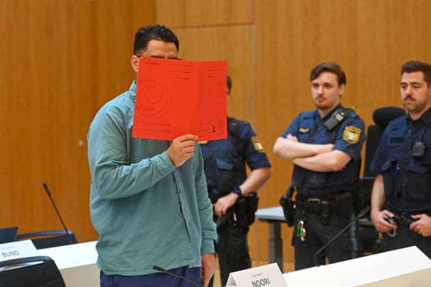 Der Angeklagte im Verhandlungssaal, verbirgt sein Gesicht hinter einem Schnellhefter. Urteil im Strafverfahren gegen Farhad Noori wegen Mordes u.a.(Seidlstrasse) am 06.08.2026 vor dem Oberlandesgericht Muenchen *** The defendant in the courtroom hides his face behind a binder. Judgment in the criminal case against Farhad Noori for murder, among other charges, on Seidlstrasse on August 6, 2026, before the Munich Higher Regional Court