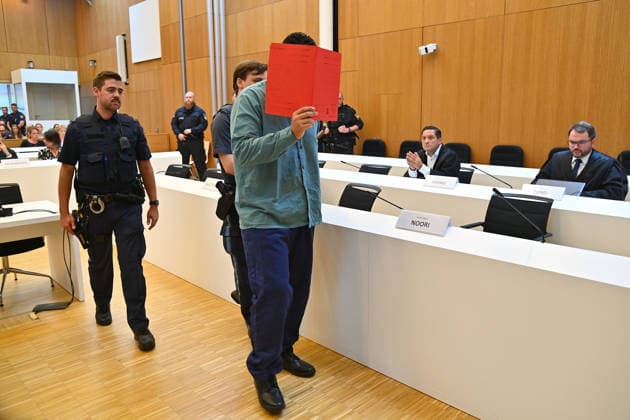 Der Angeklagte wird von Justizbeamten in den Verhandlungssaal gefuehrt. Urteil im Strafverfahren gegen Farhad Noori wegen Mordes u.a.(Seidlstrasse) am 06.08.2026 vor dem Oberlandesgericht Muenchen *** The defendant is escorted into the courtroom by court officers. The verdict in the criminal case against Farhad Noori for murder, among other charges, related to the Seidlstrasse incident will be handed down on August 6, 2026, at the Munich Higher Regional Court.