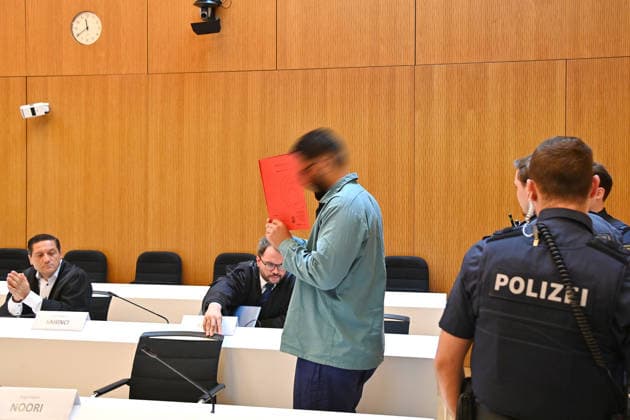 Der Angeklagte im Verhandlungssaal, verbirgt sein Gesicht hinter einem Schnellhefter. Urteil im Strafverfahren gegen Farhad Noori wegen Mordes u.a.(Seidlstrasse) am 06.08.2026 vor dem Oberlandesgericht Muenchen *** The defendant in the courtroom hides his face behind a binder. Judgment in the criminal case against Farhad Noori for murder, among other charges, on Seidlstrasse on August 6, 2026, before the Munich Higher Regional Court