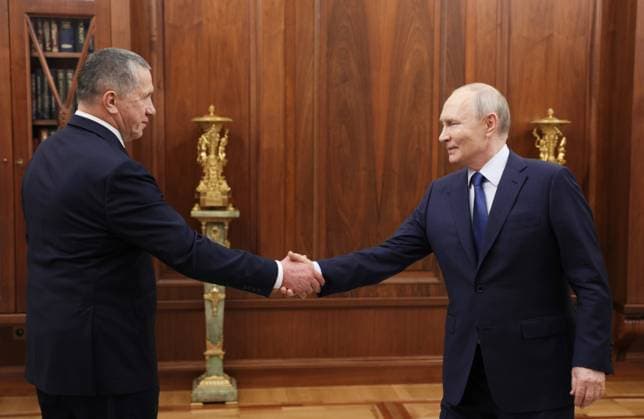 Russia Putin 9218142 06.08.2026 Russian President Vladimir Putin shakes hands with Deputy Prime Minister - Presidential Envoy to the Far Eastern Federal District Yury Trutnev during a meeting at the Kremlin in Moscow, Russia. Alexander Kazakov Sputnik Moscow Russia  Copyright: xAlexanderxKazakovx