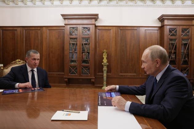 RUSSIA, MOSCOW - AUGUST 6, 2026: Yuri Trutnev (L), Deputy Prime Minister of Russia Presidential Envoy to the Far Eastern Federal District, and President Vladimir Putin hold a meeting at the Moscow Kremlin. Alexander Kazakov Russian Presidential Press and Information Office TASS  95846567