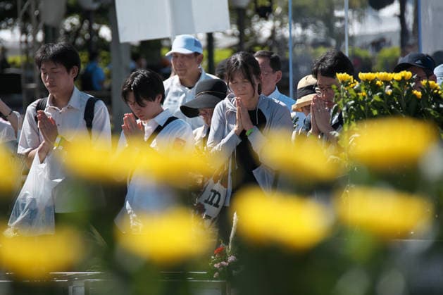 People pray after the ceremony for the atomic bomb victims at Hiroshima Peace Memorial Park marking the 81th anniversary of the atomic bombing of Hiroshima, Japan on Thursday, August 6, 2026.  TKP2026080618 KEIZOxMORI