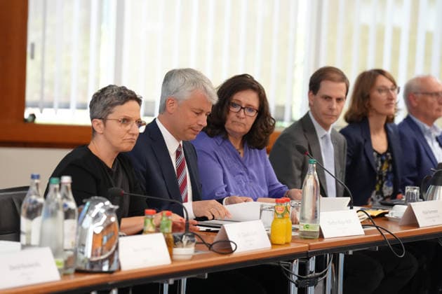 Spitzengespraech Niedrigwasser mit Verkehrsminister Bilger Auftaktfotos vor dem Spizengespraech Niedrigwasser im Zusammenhang mit dem Rhein-Niedrigwasser im Bundesministerium fuer Verkehr, Bonn, 06.08.2026 Bonn Nordrhein-Westfalen Deutschland *** High-Level Meeting on Low Water Levels with Transportation Minister Bilger: Photos from the start of the high-level meeting on low water levels in connection with the Rhine. Low water levels at the Federal Ministry of Transportation, Bonn, August 6, 2026. Bonn, North Rhine-Westphalia, Germany