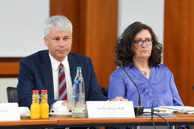 Spitzengespraech Niedrigwasser mit Verkehrsminister Bilger Bundesverkehrsminister Steffen Bilger beim Spizengespraech Niedrigwasser im Zusammenhang mit dem Rhein-Niedrigwasser im Bundesministerium fuer Verkehr, Bonn, 06.08.2026 Bonn Nordrhein-Westfalen Deutschland *** High-Level Meeting on Low Water Levels with Transportation Minister Bilger: Federal Transportation Minister Steffen Bilger at the high-level meeting on low water levels in the Rhine River at the Federal Ministry of Transportation, Bonn, August 6, 2026, Bonn, North Rhine-Westphalia, Germany