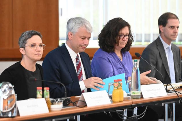 Bundesverkehrsminister Steffen BILGER (2.v.l.) eroeffnet die Konferenz, Bundesverkehrsminister Steffen Bilger laedt zum Spitzengespraech Niedrigwasser am 06.08.2026, Bonn Deutschand, *** Federal Minister of Transportation Steffen BILGER (second from left) opens the conference; Federal Minister of Transportation Steffen Bilger invites participants to a high-level discussion on low water levels on August 6, 2026, in Bonn, Germany,