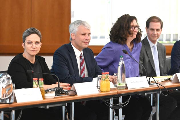 Bundesverkehrsminister Steffen BILGER (2.v.l.) eroeffnet die Konferenz, Bundesverkehrsminister Steffen Bilger laedt zum Spitzengespraech Niedrigwasser am 06.08.2026, Bonn Deutschand, *** Federal Minister of Transportation Steffen BILGER (second from left) opens the conference; Federal Minister of Transportation Steffen Bilger invites participants to a high-level discussion on low water levels on August 6, 2026, in Bonn, Germany,