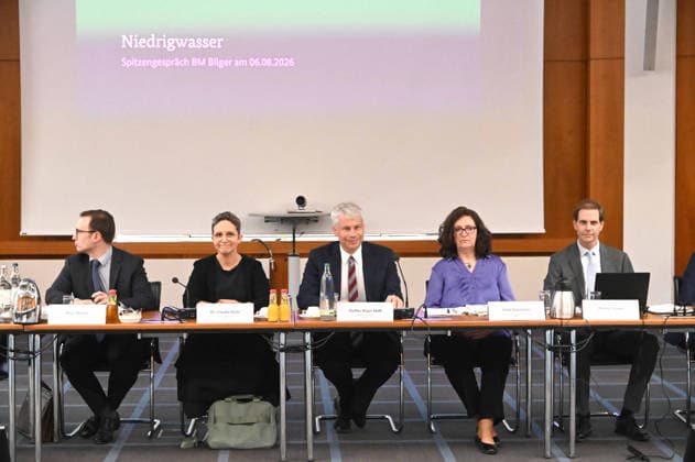 Bundesverkehrsminister Steffen BILGER (Mitte) eroeffnet die Konferenz, Bundesverkehrsminister Steffen Bilger laedt zum Spitzengespraech Niedrigwasser am 06.08.2026, Bonn Deutschand, *** Federal Minister of Transportation Steffen BILGER (center) opens the conference; Federal Minister of Transportation Steffen Bilger invites participants to a high-level discussion on low water levels on August 6, 2026, in Bonn, Germany,