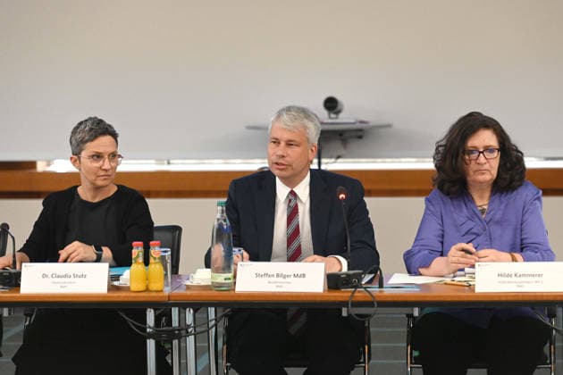 News Bilder des Tages Bundesverkehrsminister Steffen BILGER (Mite) eroeffnet die Konferenz, Bundesverkehrsminister Steffen Bilger laedt zum Spitzengespraech Niedrigwasser am 06.08.2026, Bonn Deutschand, *** Federal Minister of Transportation Steffen BILGER will help open the conference; Federal Minister of Transportation Steffen Bilger invites attendees to a high-level discussion on low water levels on August 6, 2026, in Bonn, Germany,