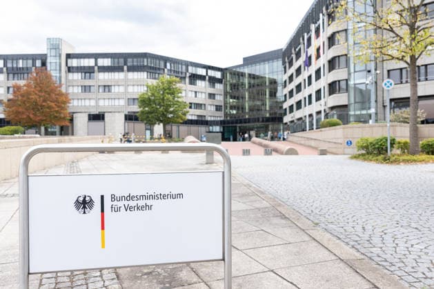 Bundesverkehrsminister Bilger lädt zu Spitzengespräch Niedrigwasser Bundesverkehrsminister Steffen Bilger (CDU) empfängt Vertreter aus Binnenschifffahrt und Wirtschaft zum Spitzengespräch Niedrigwasser im Bundesministerium für Verkehr in Bonn. Angesichts der anhaltenden außergewöhnlichen Niedrigwasserphase auf dem Rhein und weiteren Wasserstraßen werden Herausforderungen für die Binnenschifffahrt sowie mögliche Handlungsoptionen erörtert. Bonn Gronau Nordrhein-Westfalen Deutschland *** Federal Minister of Transport Bilger Hosts High-Level Meeting on Low Water Levels Federal Minister of Transport Steffen Bilger (CDU) welcomes representatives from the inland waterway shipping industry and the business community to a high-level meet Copyright: xMarcxJohnx