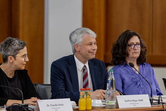 Bundesverkehrsminister Bilger lädt zu Spitzengespräch Niedrigwasser Bundesverkehrsminister Steffen Bilger (CDU) empfängt Vertreter aus Binnenschifffahrt und Wirtschaft zum Spitzengespräch Niedrigwasser im Bundesministerium für Verkehr in Bonn. Angesichts der anhaltenden außergewöhnlichen Niedrigwasserphase auf dem Rhein und weiteren Wasserstraßen werden Herausforderungen für die Binnenschifffahrt sowie mögliche Handlungsoptionen erörtert. Bonn Gronau Nordrhein-Westfalen Deutschland *** Federal Minister of Transport Bilger Hosts High-Level Meeting on Low Water Levels Federal Minister of Transport Steffen Bilger (CDU) welcomes representatives from the inland waterway shipping industry and the business community to a high-level meet Copyright: xMarcxJohnx