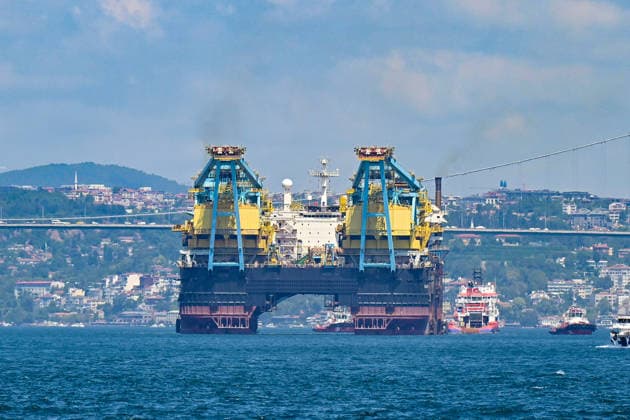 World s 3rd largest crane ship Saipem 7000 transits Bosphorus Strait in Istanbul ISTANBUL, TURKIYE - AUGUST 06: A general view of the semi-submersible crane and pipe-laying vessel Saipem 7000, the world s third-largest crane ship, as it transits the Bosphorus in Istanbul, Turkiye, on August 06, 2026. Cem Tekkesinoglu Anadolu Istanbul Turkey. Editorial use only. Please get in touch for any other usage.  Copyright: x2026xAnadoluxCemxTekkesinoglux