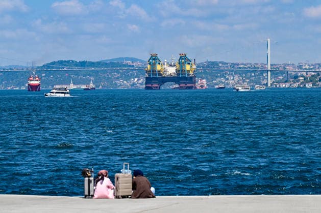 World s 3rd largest crane ship Saipem 7000 transits Bosphorus Strait in Istanbul ISTANBUL, TURKIYE - AUGUST 06: A general view of the semi-submersible crane and pipe-laying vessel Saipem 7000, the world s third-largest crane ship, as it transits the Bosphorus in Istanbul, Turkiye, on August 06, 2026. Cem Tekkesinoglu Anadolu Istanbul Turkey. Editorial use only. Please get in touch for any other usage.  Copyright: x2026xAnadoluxCemxTekkesinoglux