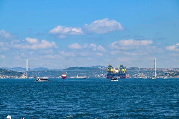 World s 3rd largest crane ship Saipem 7000 transits Bosphorus Strait in Istanbul ISTANBUL, TURKIYE - AUGUST 06: A general view of the semi-submersible crane and pipe-laying vessel Saipem 7000, the world s third-largest crane ship, as it transits the Bosphorus in Istanbul, Turkiye, on August 06, 2026. Cem Tekkesinoglu Anadolu Istanbul Turkey. Editorial use only. Please get in touch for any other usage.  Copyright: x2026xAnadoluxCemxTekkesinoglux