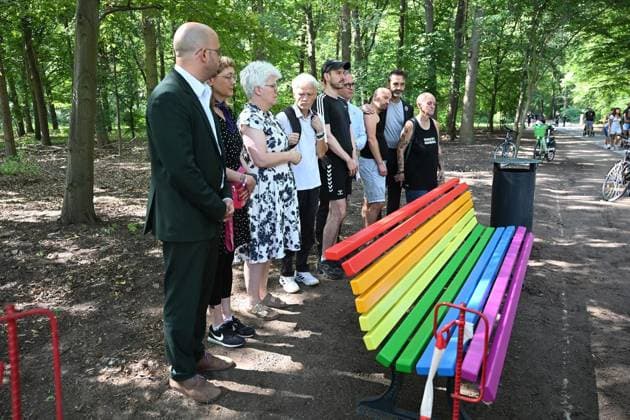 CSD Anschlag: Baum und Regenbogenbank werden am Unglücksort aufgestellt ** NUR FÜR REDAKTIONELLE ZWECKE ** EDITORIAL USE ONLY **<p>CSD Anschlag: Baum und Regenbogenbank werden am Unglücksort aufgestellt, fotografiert am 06.08.2026 in Berlin. Berlin Berlin Berlin Copyright: MaurizioxGambarini *** CSD memorial—a tree and a rainbow bench—are being set up at the scene of the accident ** FOR EDITORIAL USE ONLY ** EDITORIAL USE ONLY ** p CSD memorial tree and rainbow bench are being set up at the scene of the accident, photographed on August 6, 2026, in Berlin Berlin Berlin Berlin Copyright MaurizioxGambarini Copyright: MaurizioxGambarini doc871h5ddrn1f1ben5bug7 ,EDITORIAL USE ONLY