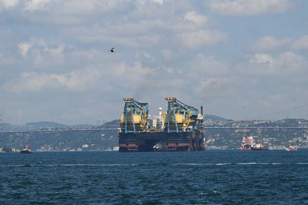 World s 3rd largest crane ship Saipem 7000 transits Bosphorus Strait in Istanbul ISTANBUL, TURKIYE - AUGUST 06: A general view of the semi-submersible crane and pipe-laying vessel Saipem 7000, the world s third-largest crane ship, as it transits the Bosphorus in Istanbul, Turkiye, on August 06, 2026. Murat Sengul Anadolu Istanbul Turkey. Editorial use only. Please get in touch for any other usage.  Copyright: x2026xAnadoluxMuratxSengulx