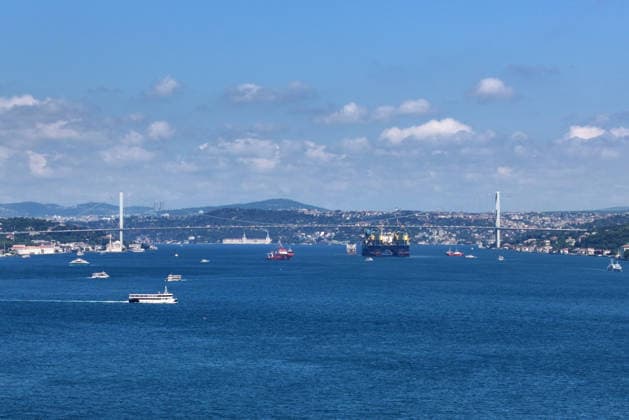 World s 3rd largest crane ship Saipem 7000 transits Bosphorus Strait in Istanbul ISTANBUL, TURKIYE - AUGUST 06: A general view of the semi-submersible crane and pipe-laying vessel Saipem 7000, the world s third-largest crane ship, as it transits the Bosphorus in Istanbul, Turkiye, on August 06, 2026. Sebnem Coskun Anadolu Istanbul Turkey. Editorial use only. Please get in touch for any other usage.  Copyright: x2026xAnadoluxSebnemxCoskunx